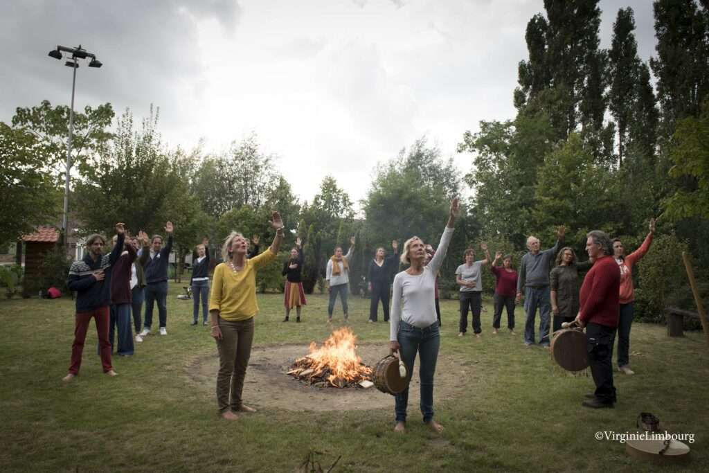 Marche sur le feu à Oekene avec Daniëlle De Wilde et Kurt Defour - Firewalk Elan Vital